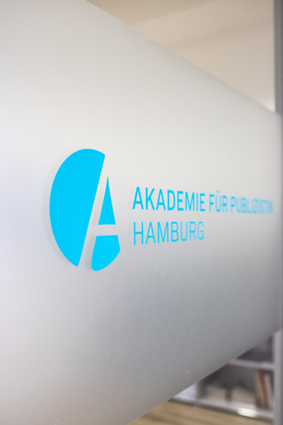 Logo der Akademie für Publizistik