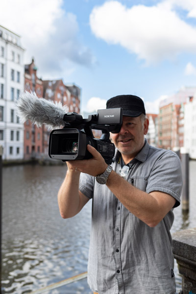 Mann mit Videokamera filmt am Fleet