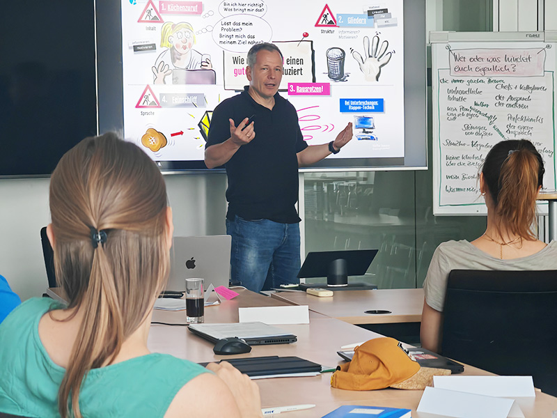Dozent in einem Inhouse-Seminar