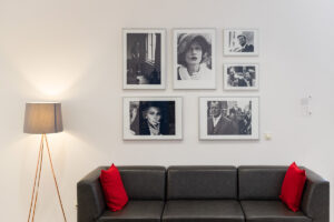 Akademie für Publizistik Innen: Sitzgruppe mit Fotografien an der Wand.