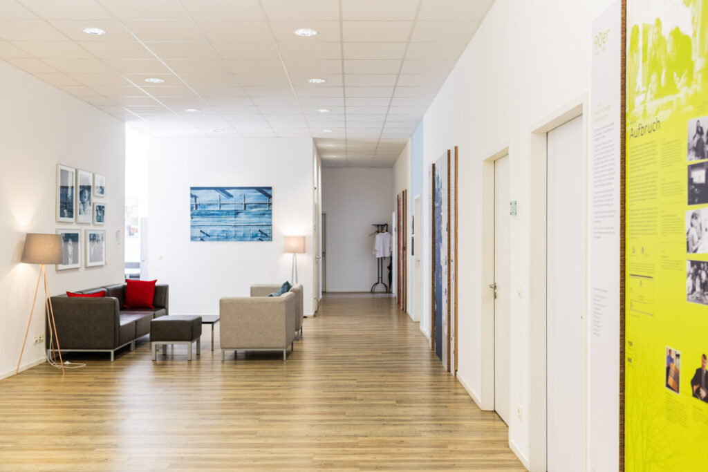 Akademie für Publizistik innen: Flur und Sitzgruppe