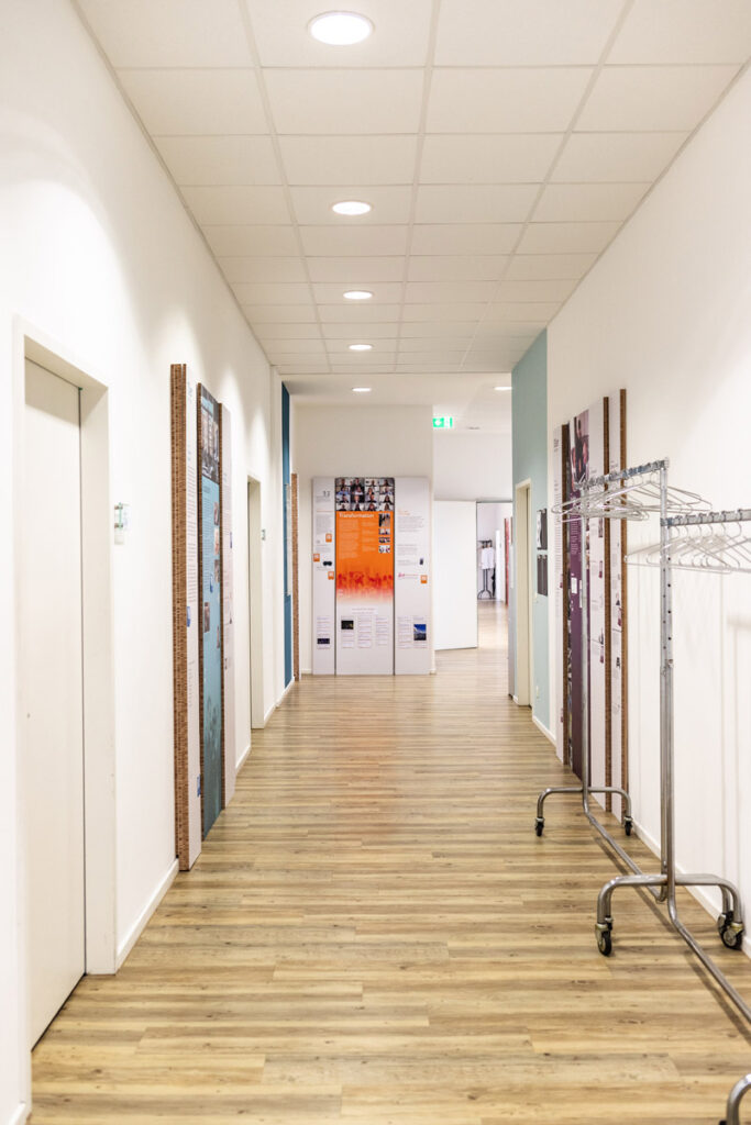 Akademie für Publizistik innen: Flur zu den Seminarräumen