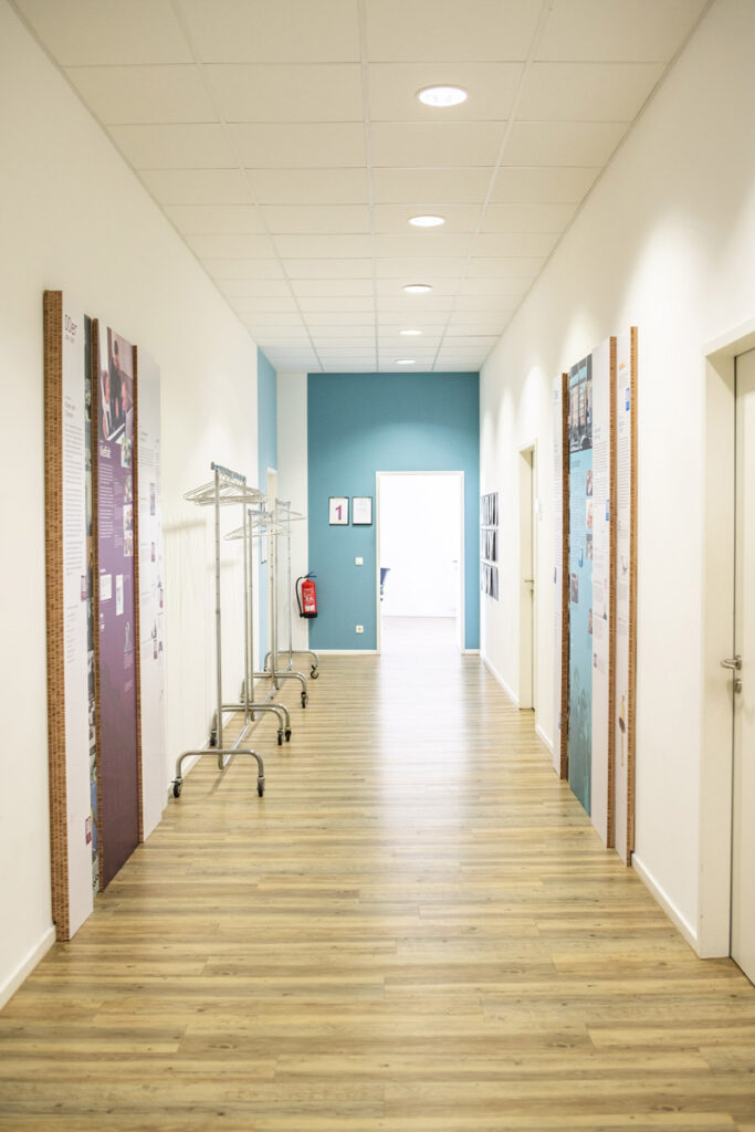 Akademie für Publizistik innen: Flur zu den Seminarräumen