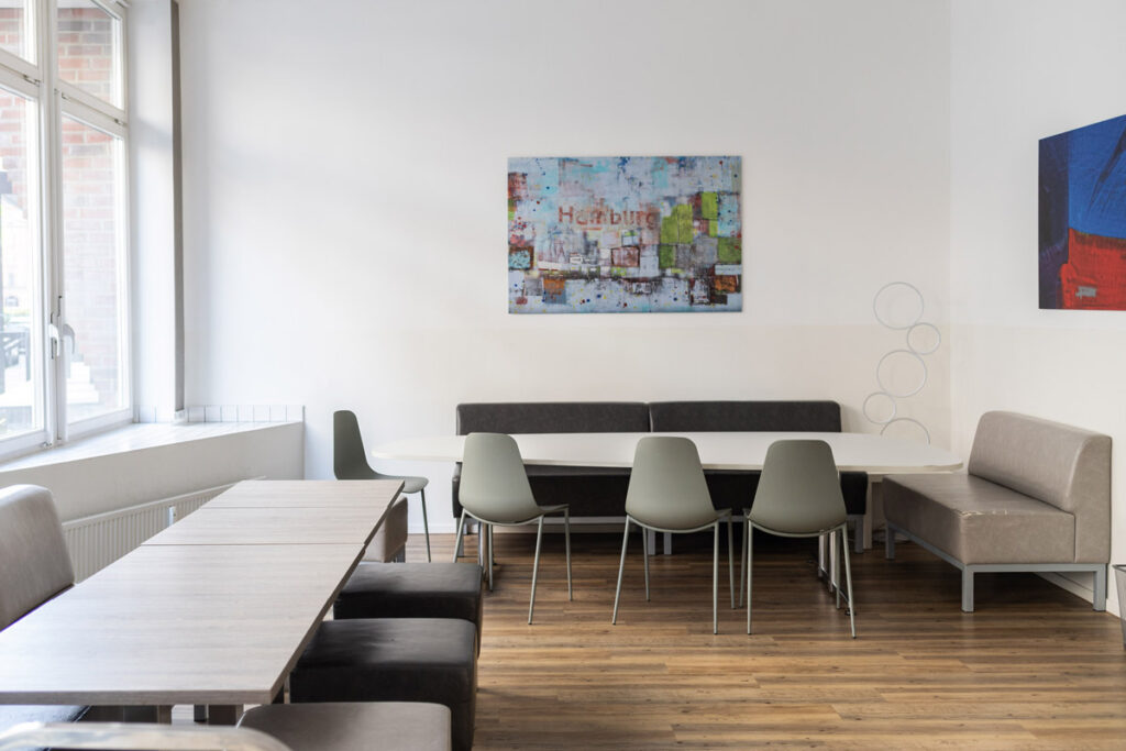 Akademie für Publizistik innen: Küche mit Sitzgelegenheiten