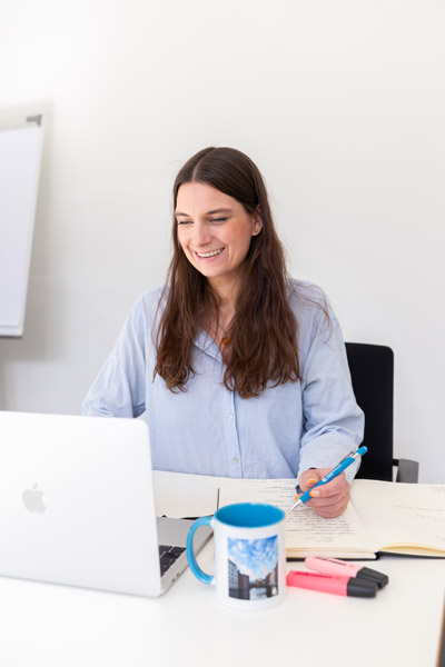 Person sitzt an Laptop